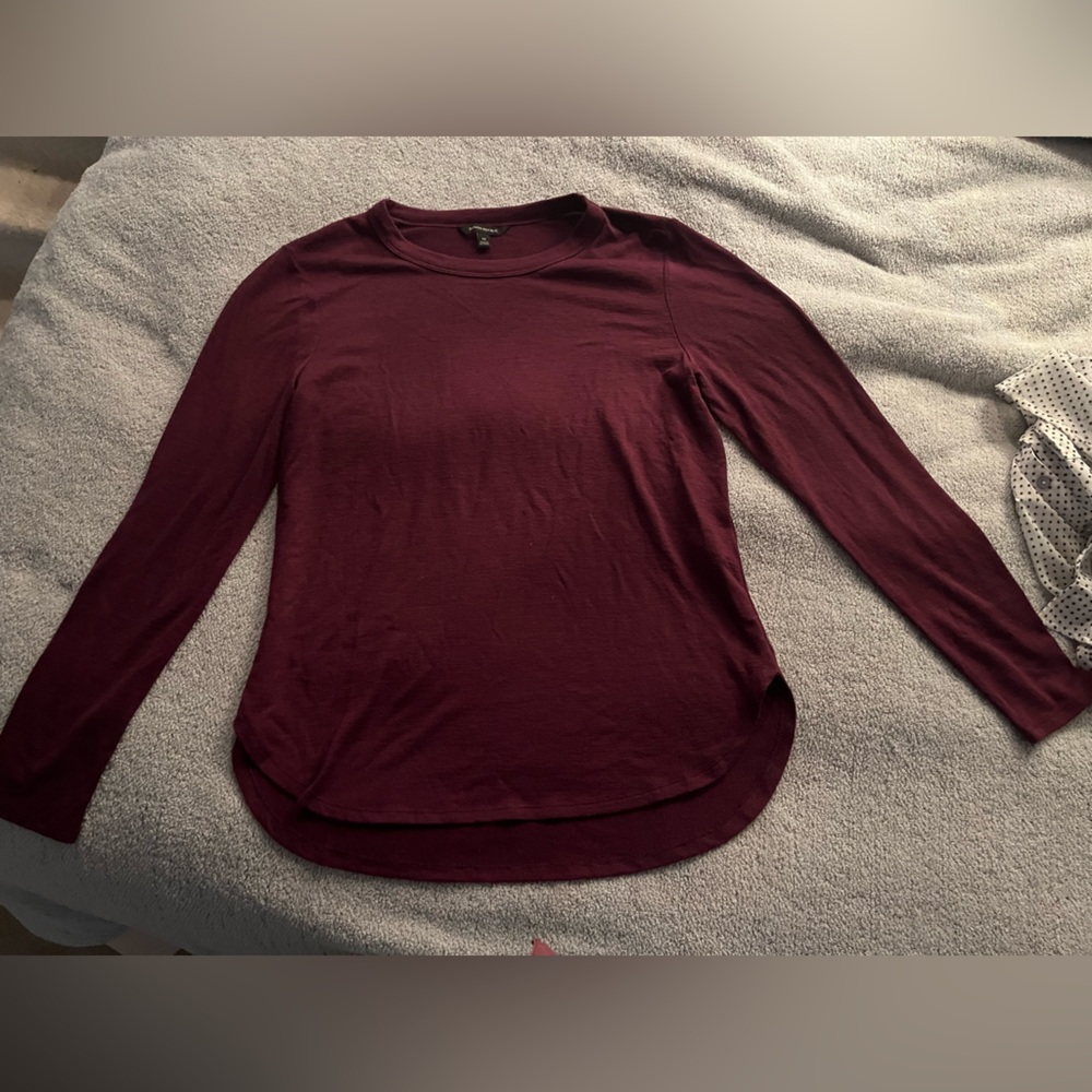 Burgundy BANANA REPUBLIC midweight crewneck in beautifully deep colored BURGUNDY